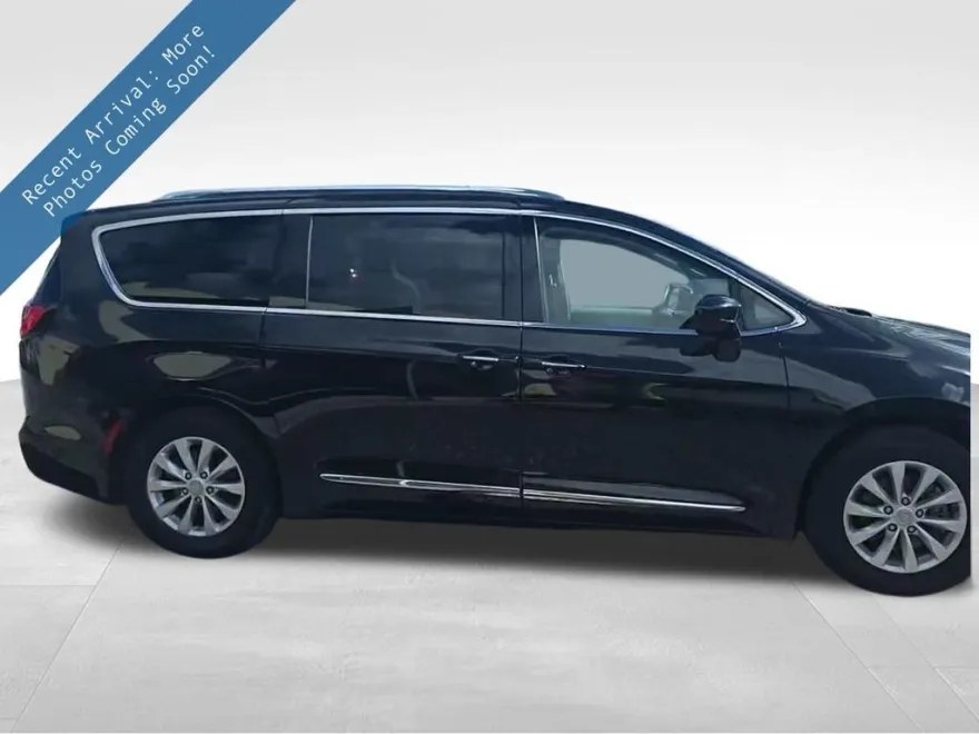 2018 Chrysler Pacifica Touring L photo 1