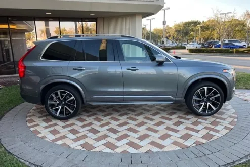 2018 Volvo XC90 T6 Momentum photo 3