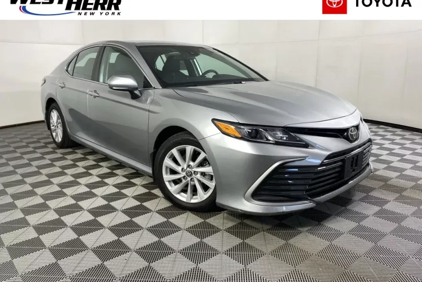 2022 Toyota Camry LE photo 1