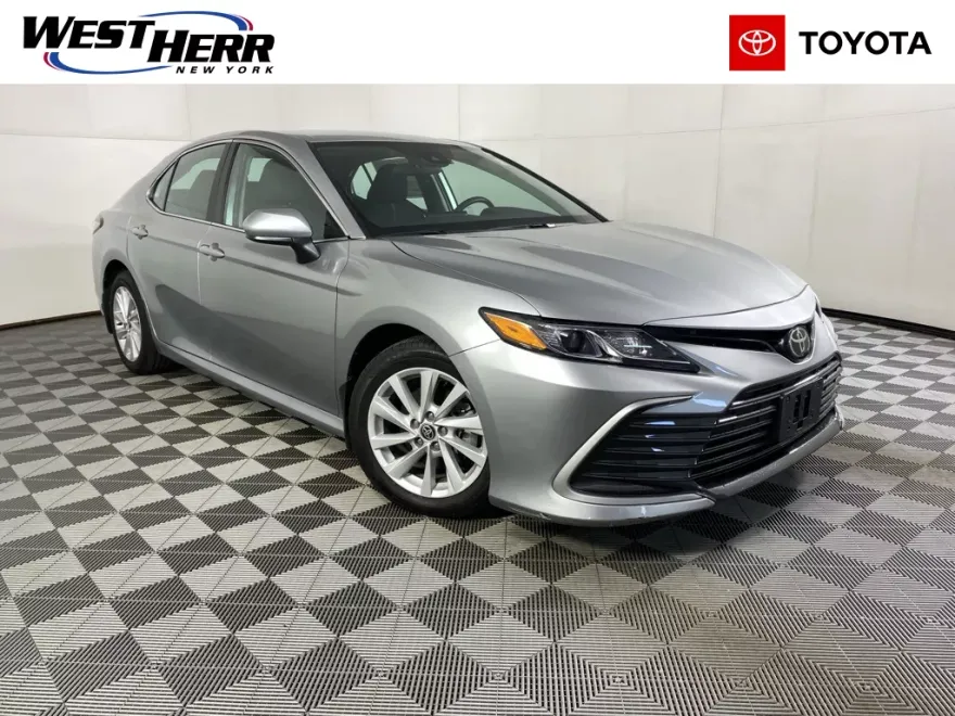 2022 Toyota Camry LE photo 1