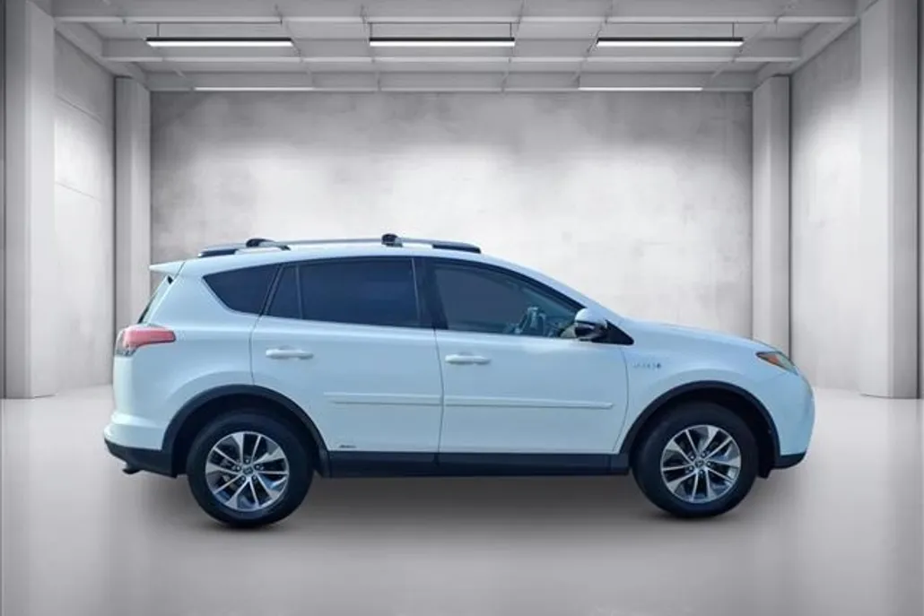 2017 Toyota RAV4 Hybrid XLE photo 1
