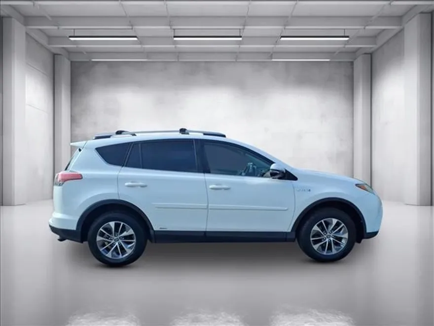 2017 Toyota RAV4 Hybrid XLE photo 1