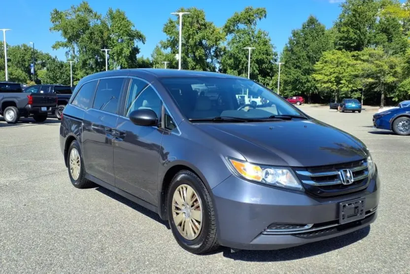 2016 Honda Odyssey LX photo 1
