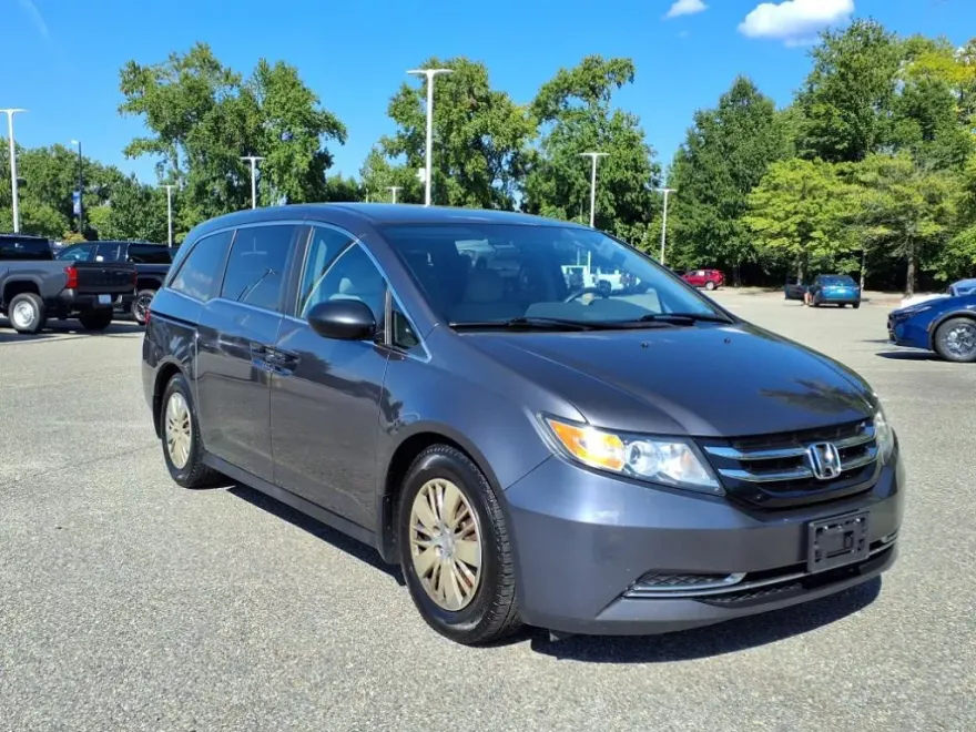2016 Honda Odyssey LX photo 1