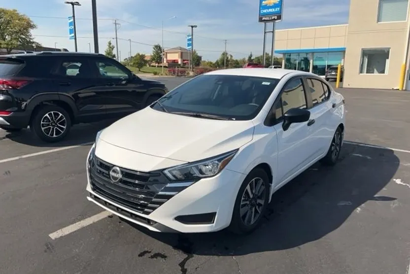2024 Nissan Versa 1.6 S photo 1