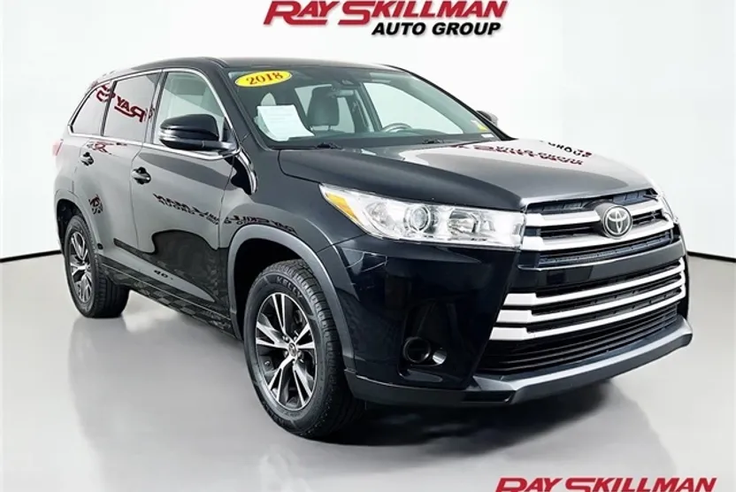 2018 Toyota Highlander LE photo 1