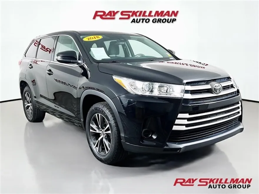 2018 Toyota Highlander LE photo 1