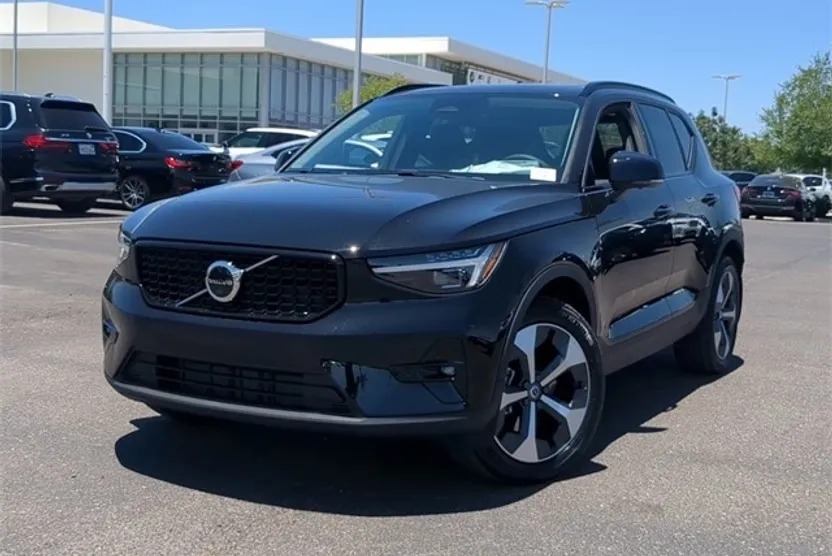 2025 Volvo XC40 Plus photo 1
