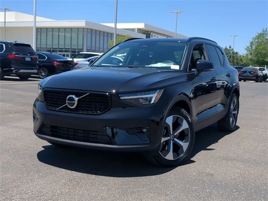 2025 Volvo XC40 Plus photo 1