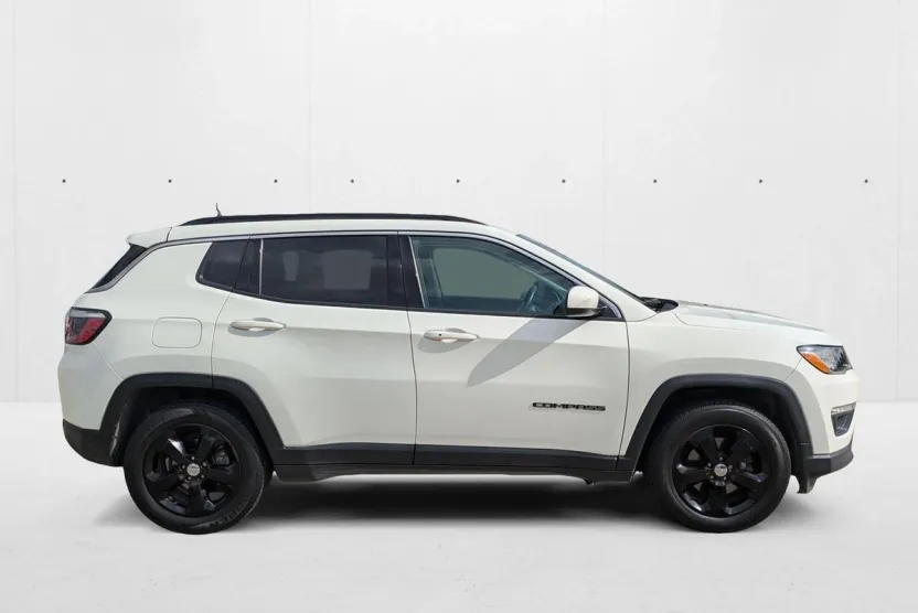 2017 Jeep Compass Latitude Sport photo 1