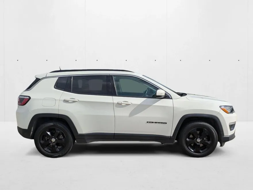 2017 Jeep Compass Latitude Sport photo 1