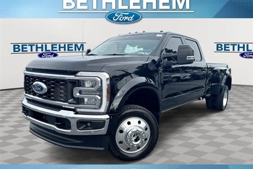 2025 Ford F-450 Lariat photo 1
