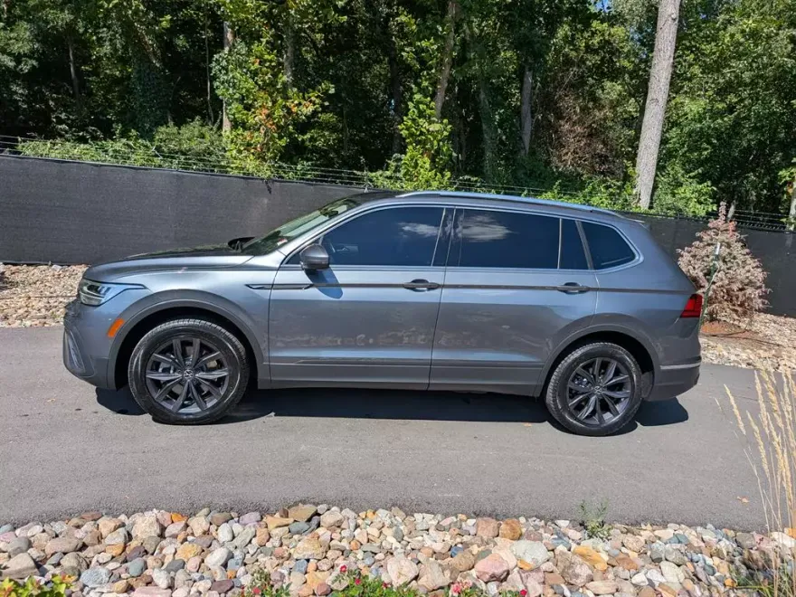 2022 Volkswagen Tiguan SE photo 1