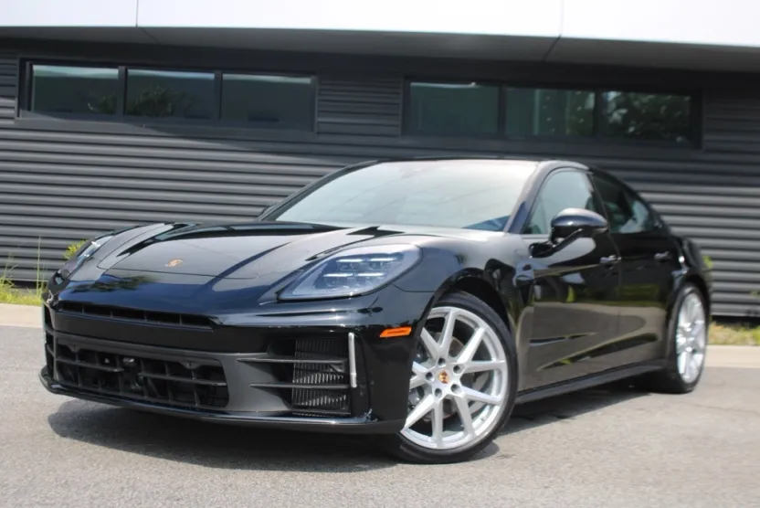 2025 Porsche Panamera 4 photo 1