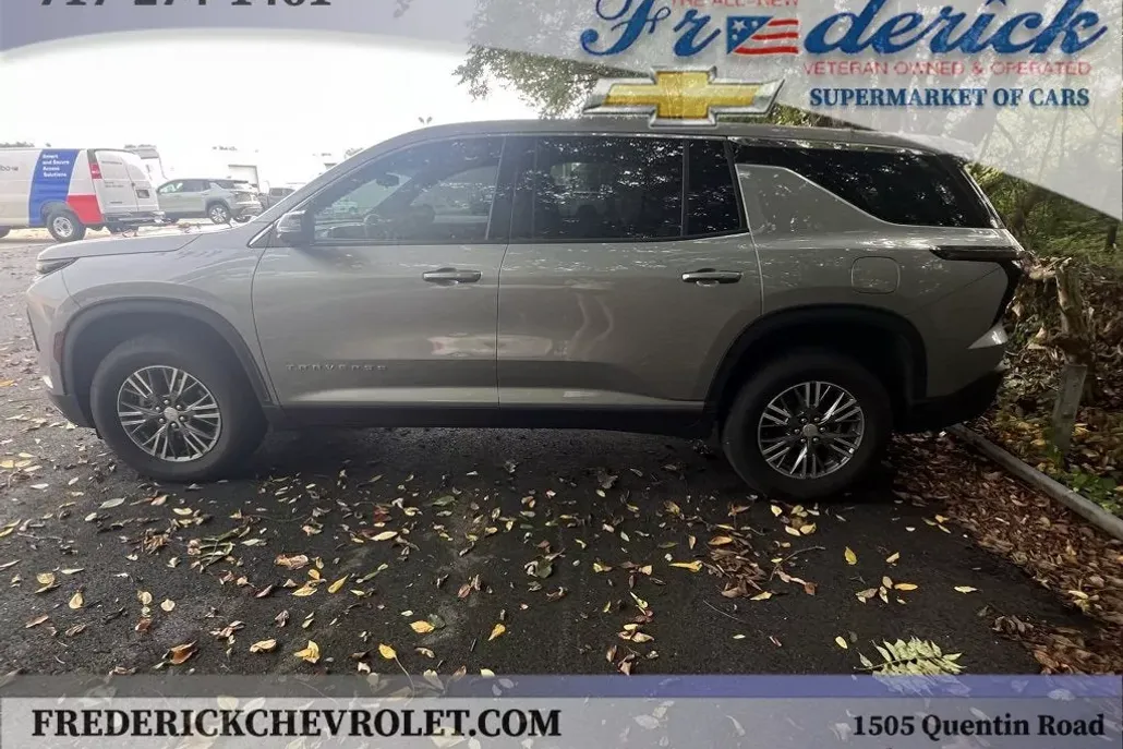 2024 Chevrolet Traverse LS photo 1