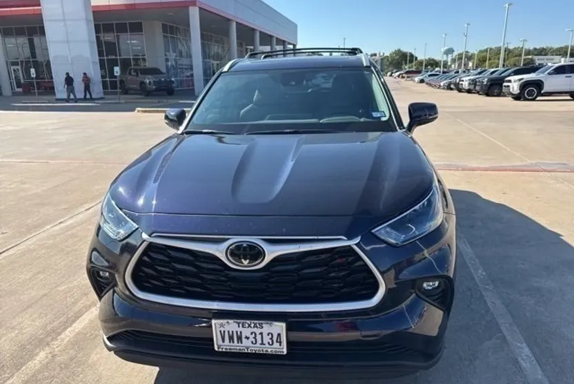 2024 Toyota Highlander LE photo 1