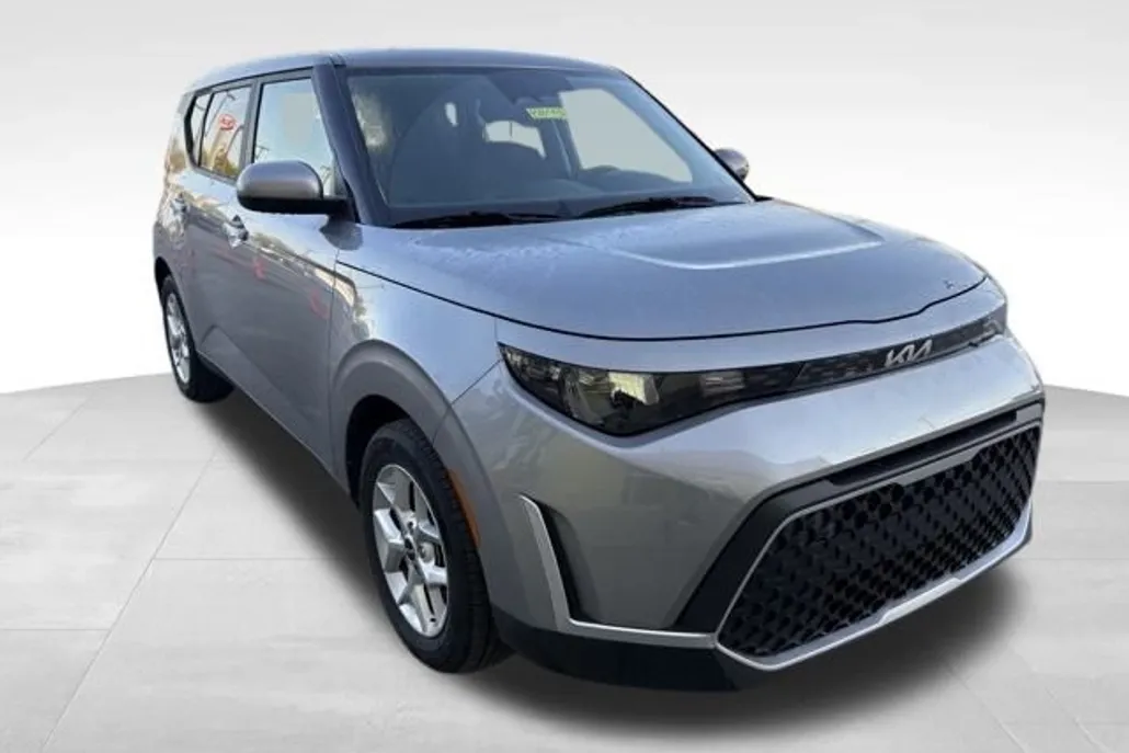 2023 Kia Soul LX photo 1