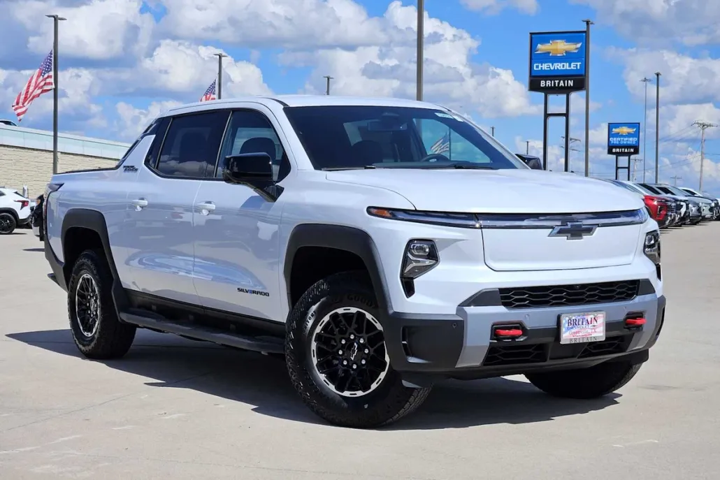2026 Chevrolet Silverado photo 1