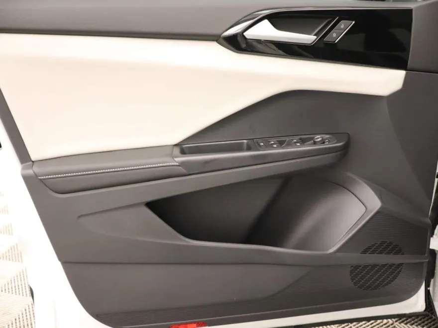 2025 Volkswagen Taos S photo 1