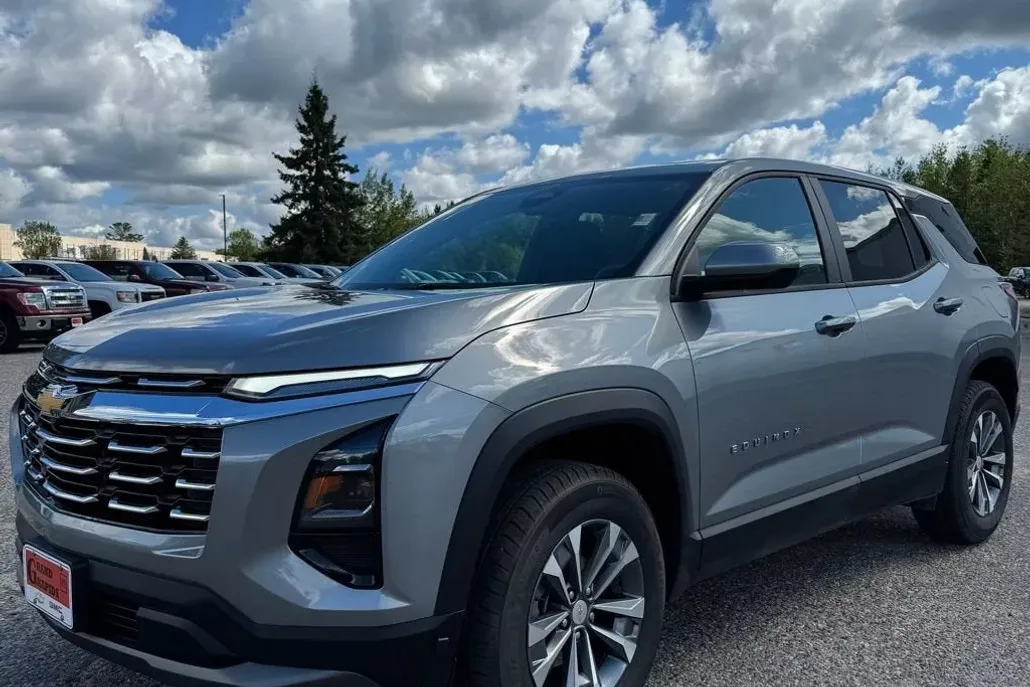2025 Chevrolet Equinox LT photo 1
