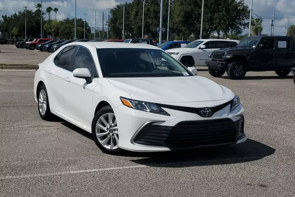 2023 Toyota Camry LE photo 1