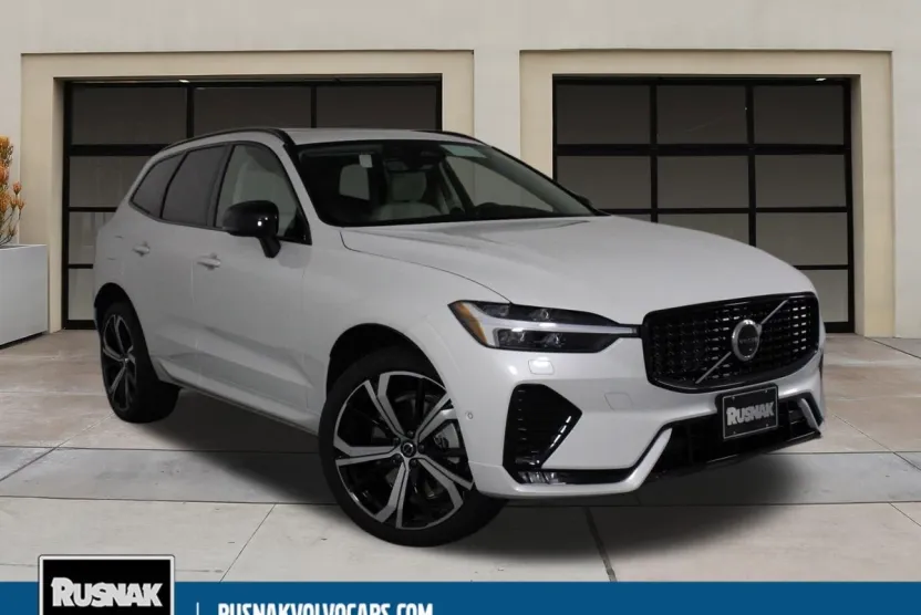 2025 Volvo XC60 B5 photo 1