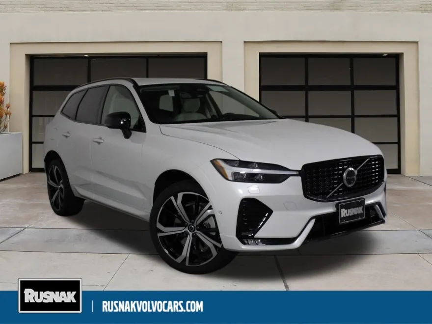 2025 Volvo XC60 B5 photo 1