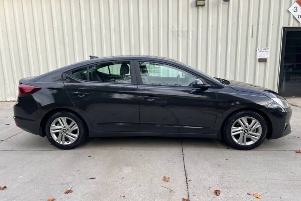 2020 Hyundai Elantra SEL photo 1