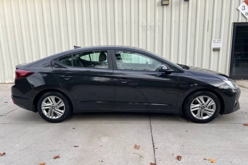 2020 Hyundai Elantra SEL photo 1