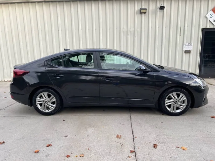 2020 Hyundai Elantra SEL photo 1