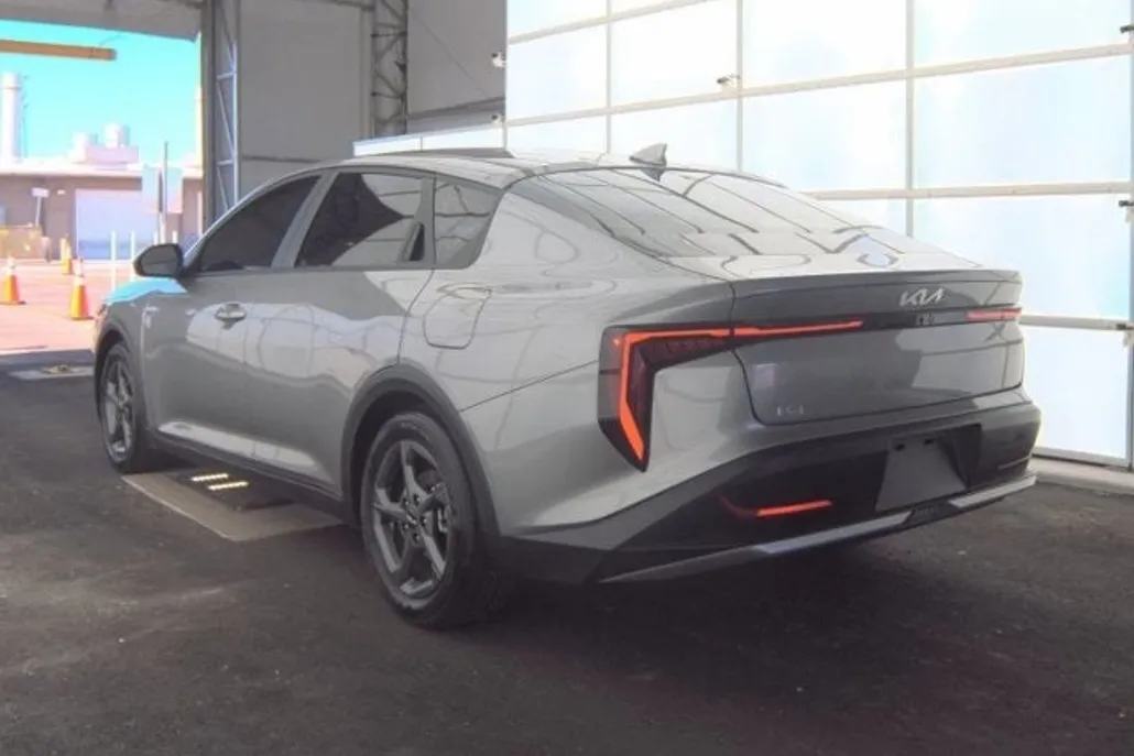 2025 Kia K4 LXS photo 1