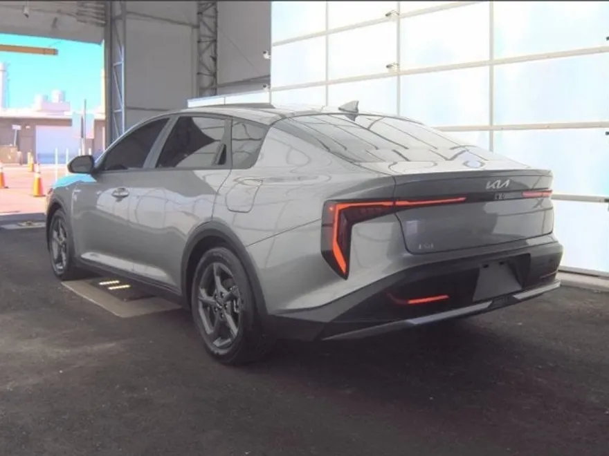 2025 Kia K4 LXS photo 1