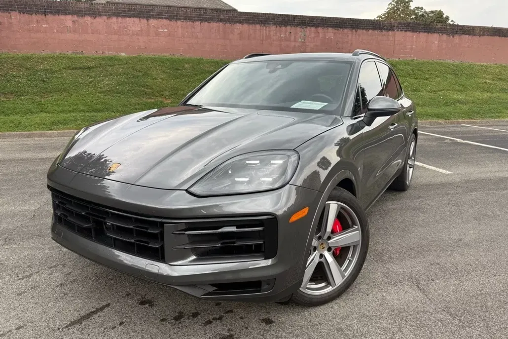 2024 Porsche Cayenne S photo 1