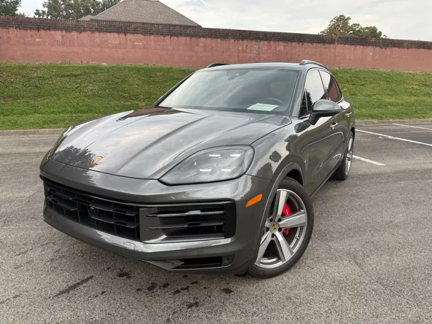 2024 Porsche Cayenne S photo 1