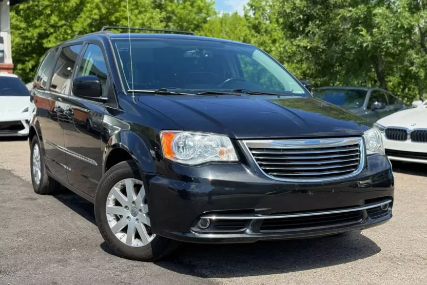 2015 Chrysler Town & Country Touring photo 1
