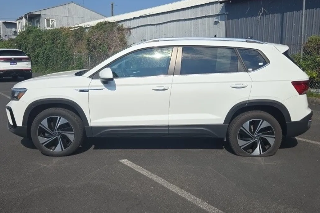 2023 Volkswagen Taos SE photo 1