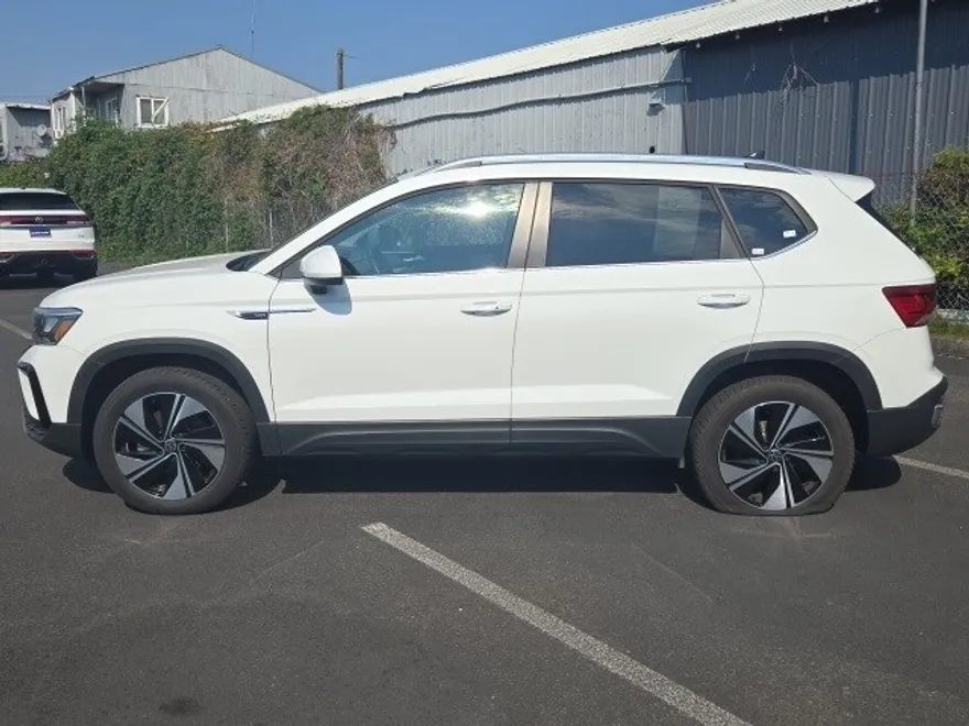 2023 Volkswagen Taos SE photo 1