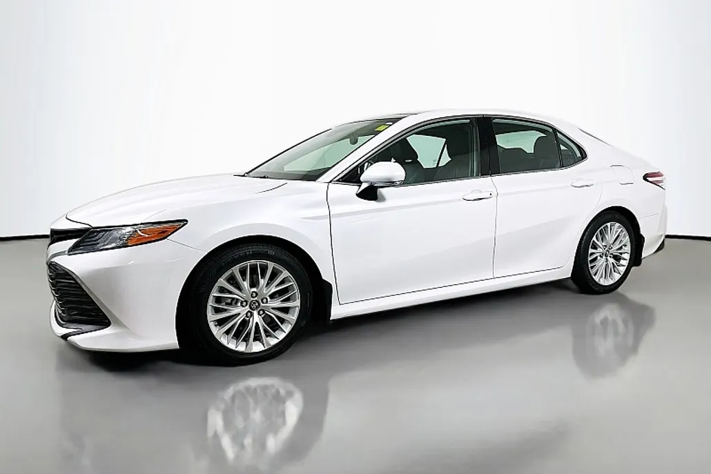 2019 Toyota Camry XLE photo 1