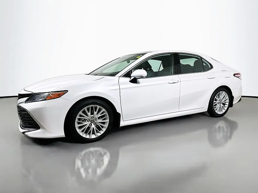 2019 Toyota Camry XLE photo 1