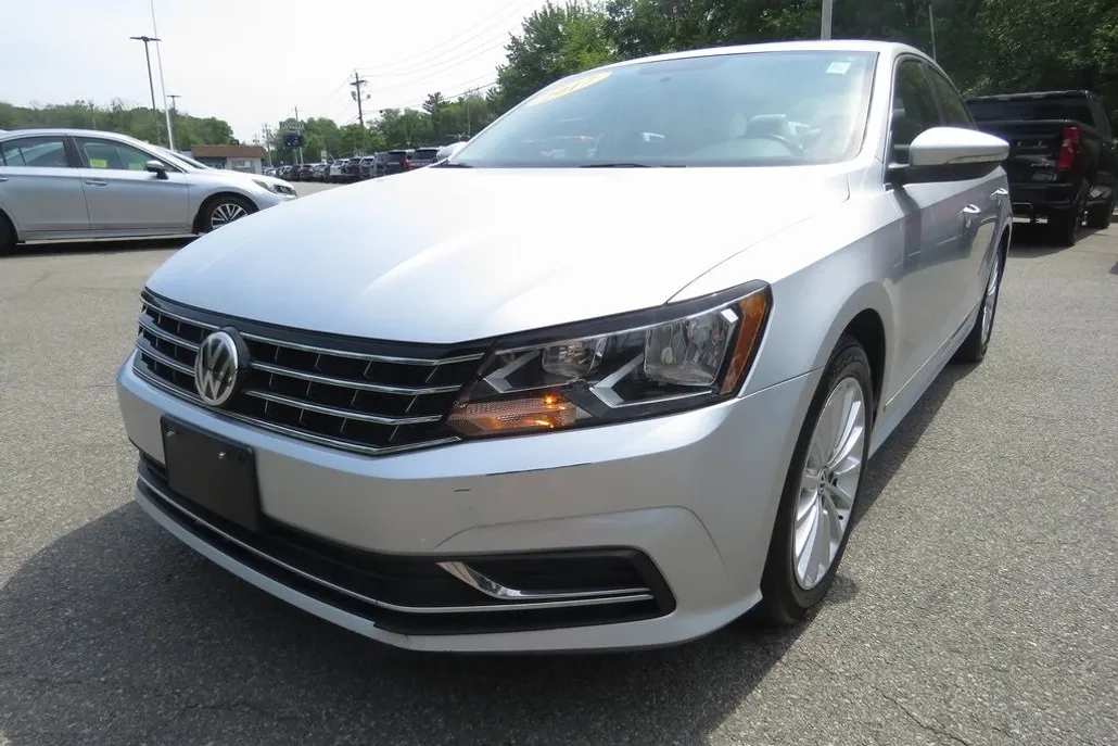 2017 Volkswagen Passat SE photo 1