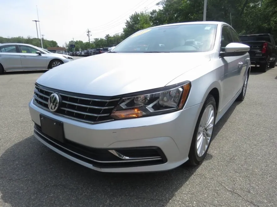 2017 Volkswagen Passat SE photo 1