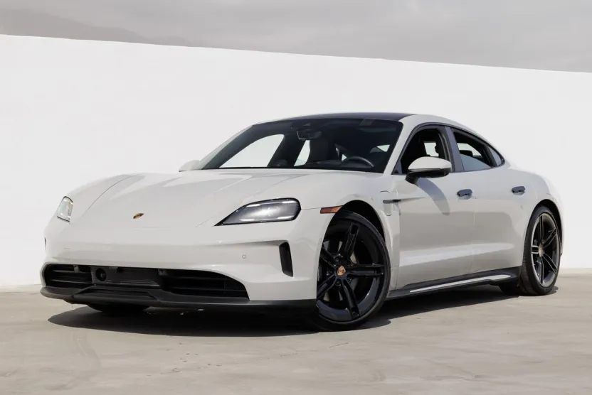 2025 Porsche Taycan photo 1