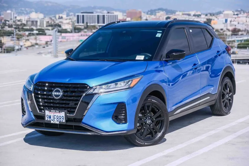 2023 Nissan Kicks SR photo 1