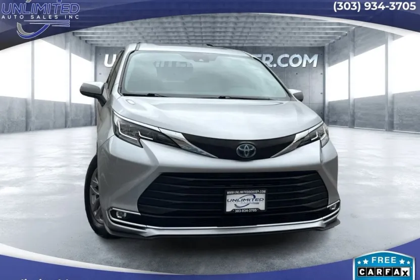 2022 Toyota Sienna XLE Hybrid photo 1