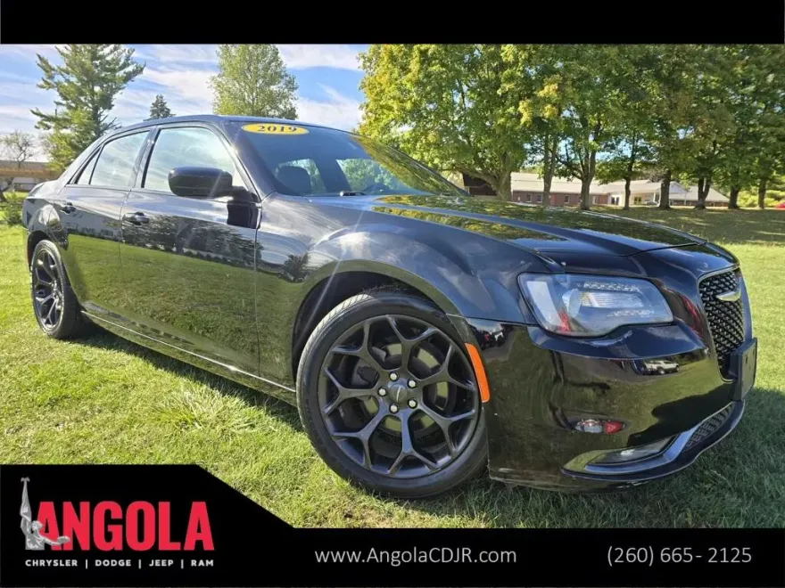 2019 Chrysler 300 S photo 1