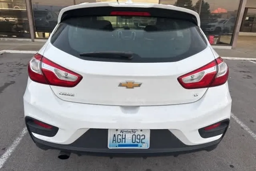 2017 Chevrolet Cruze LT photo 1