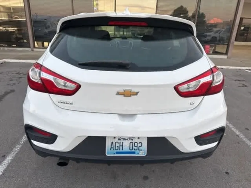 2017 Chevrolet Cruze LT photo 1