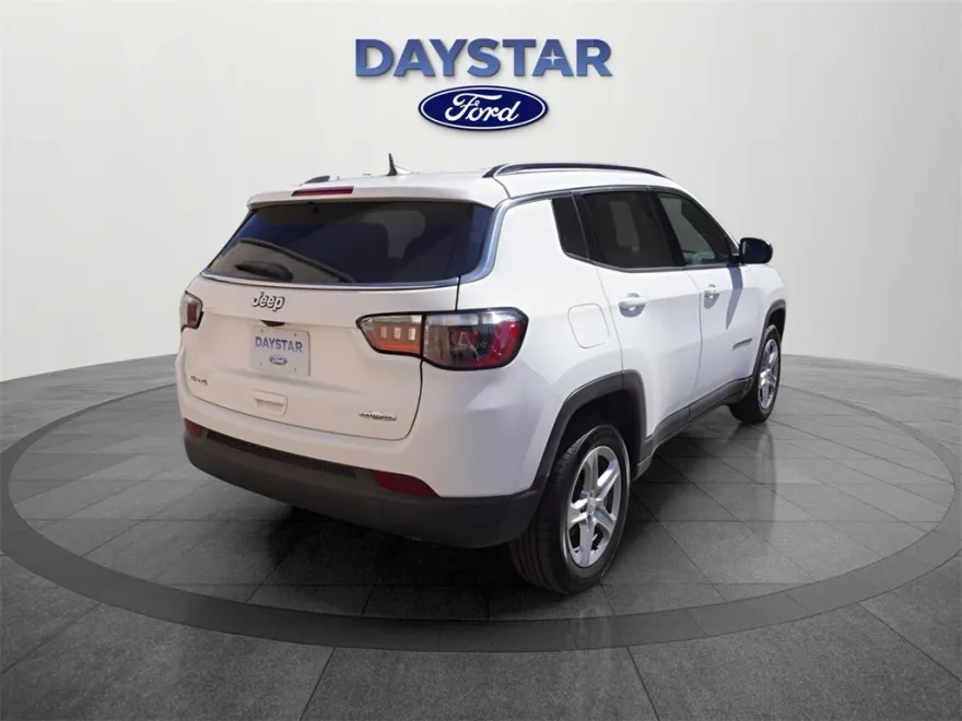 2024 Jeep Compass Latitude photo 1