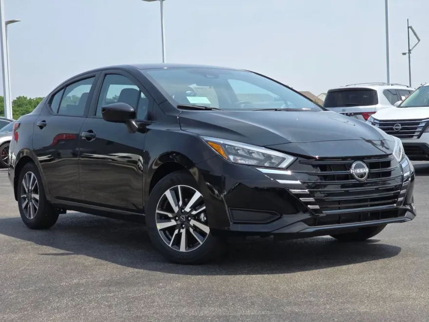 2025 Nissan Versa 1.6 SV photo 1
