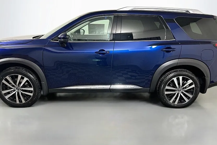2025 Nissan Pathfinder Platinum photo 1